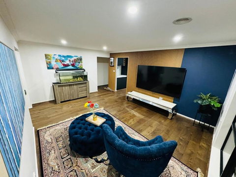 Sanctuary Lakes Holiday House - Accommodation Main Beach 0
