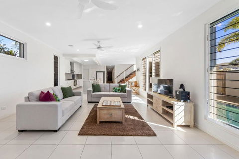 Sand And Sea Beach House - Accommodation Main Beach 1