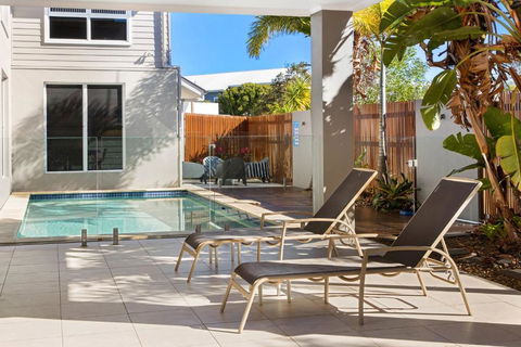 Sand And Sea Beach House - Accommodation Main Beach 0