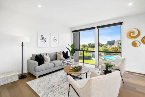 Sands Coastal Villa Close To Pool, Beach And Golf - Accommodation Main Beach 1