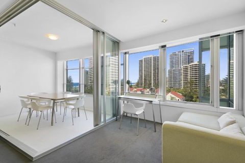 Scenic 2-Bed With Pool, Gym & Secure Parking - Accommodation Main Beach 2