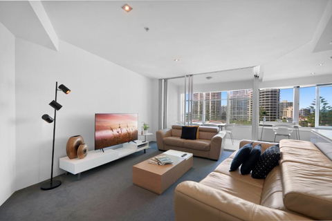 Scenic 2-Bed With Pool, Gym & Secure Parking - Accommodation Main Beach 1