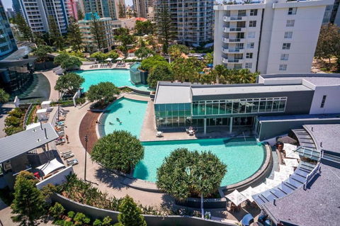 Scenic 2-Bed With Pool, Gym & Secure Parking - Accommodation Main Beach 3