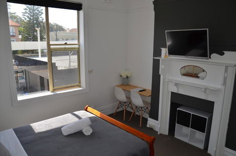 Sandy Bottoms Guesthouse - Accommodation Main Beach 0