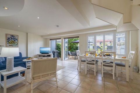 Sandcastles 4 -8 Ala Moana Way - Accommodation Main Beach 1