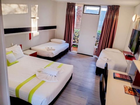 Sandors Motor Inn - Accommodation Main Beach 2