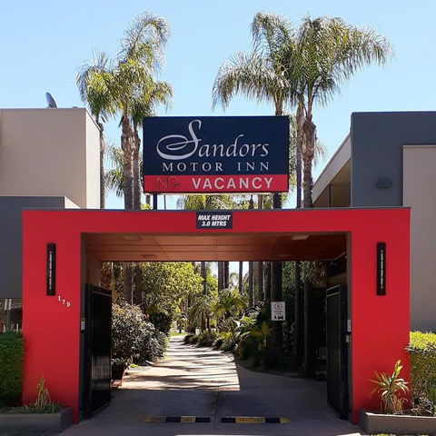 Sandors Motor Inn - Accommodation Main Beach 0