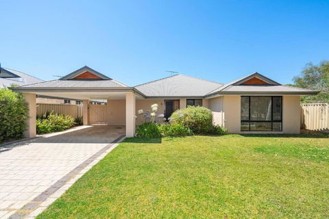 Sandpiper House - Family & Pet Friendly - Accommodation Main Beach 0