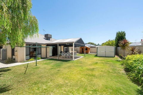 Sandpiper House - Family & Pet Friendly - Accommodation Main Beach 1