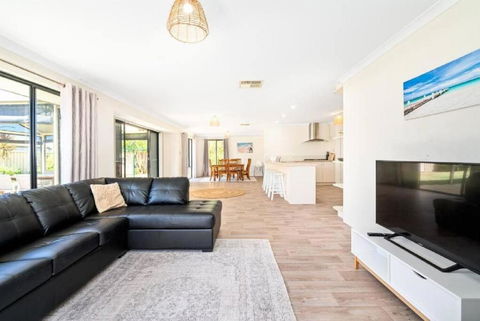 Sandpiper House - Family & Pet Friendly - Accommodation Main Beach 2
