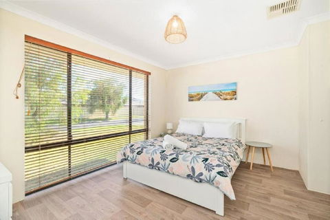 Sandpiper House - Family & Pet Friendly - Accommodation Main Beach 3