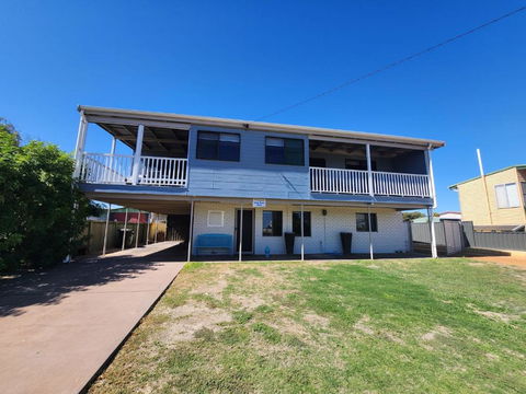 Sands Beach House - Accommodation Main Beach 1