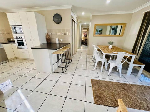 Sandstone Point Holiday Home - Accommodation Main Beach 1