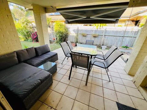 Sandstone Point Holiday Home - Accommodation Main Beach 2