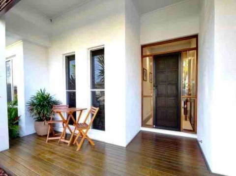 Sandstone Point Luxury 5 Bedroom Home - Accommodation Main Beach 3
