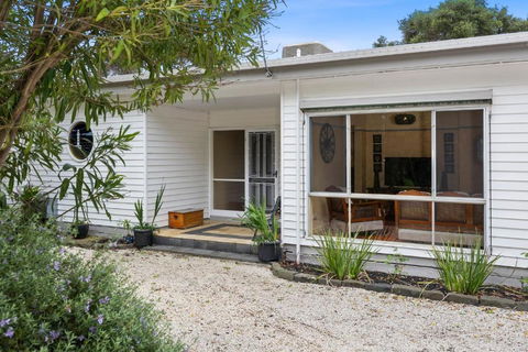 SANDY ANN At Lonnie - Accommodation Main Beach 1