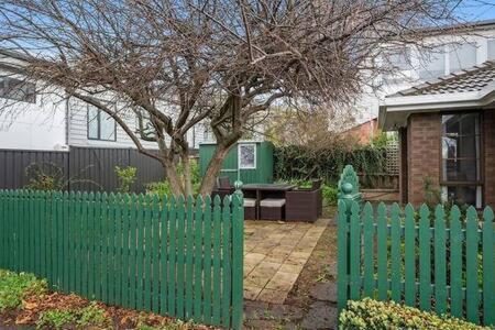 Sandy Bay Cozy Cottage Close To CBD - Accommodation Main Beach 3