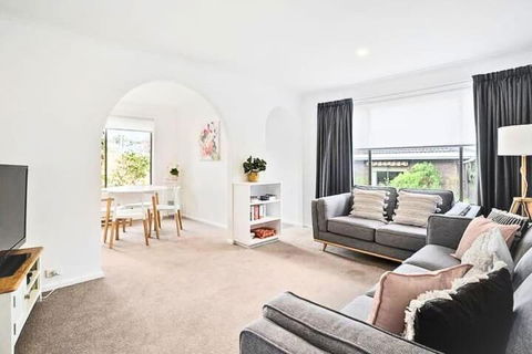 Sandy Bay Cozy Cottage Close To CBD - Accommodation Main Beach 0