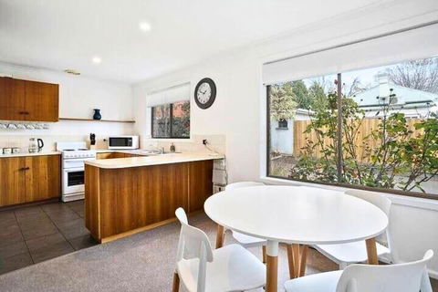 Sandy Bay Cozy Cottage Close To CBD - Accommodation Main Beach 1