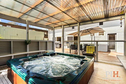 Sandy Bay Getaway W Spa 4 Bdr - Accommodation Main Beach 1