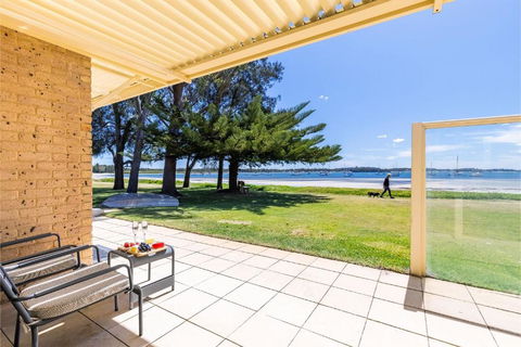 Sandy Beach House Corlette Unit 1 Waterfront WI-FI Aircon - Accommodation Main Beach 2