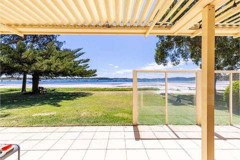 Sandy Beach House Corlette Unit 1 Waterfront WI-FI Aircon - Accommodation Main Beach 1