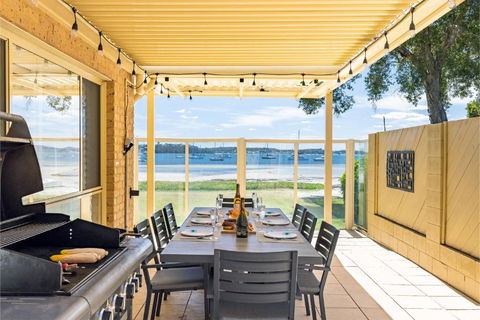 Sandy Beach House Corlette Unit 1 Waterfront WI-FI Aircon - Accommodation Main Beach 3