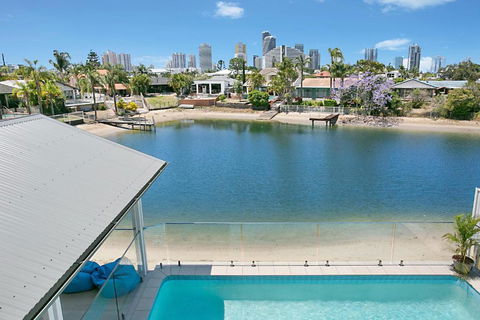 Sandy Cove - Accommodation Main Beach 2