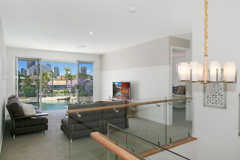 Sandy Cove - Accommodation Main Beach 3