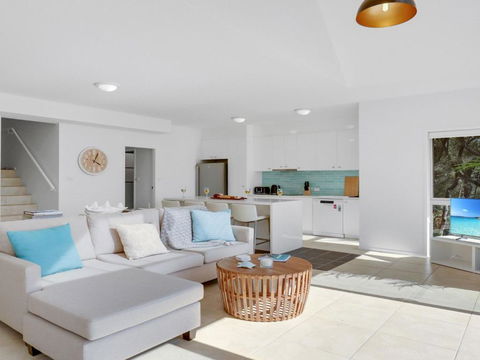 Sandy Cove - Accommodation Main Beach 2