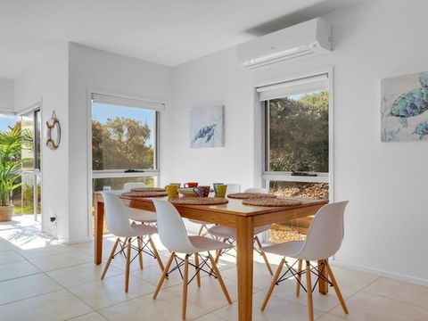 Sandy Cove - Accommodation Main Beach 3