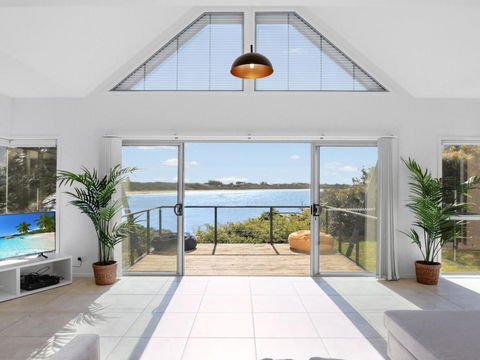 Sandy Cove - Accommodation Main Beach 1
