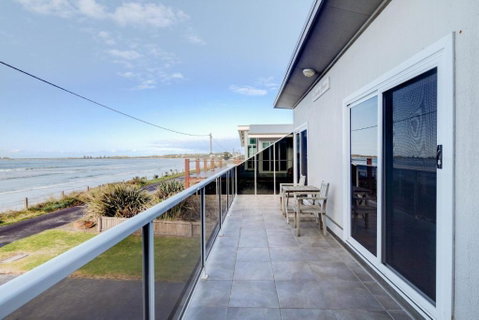 Sandy Cove - Accommodation Main Beach 3