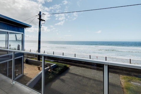 Sandy Cove - Accommodation Main Beach 2