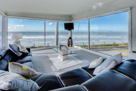 Sandy Cove - Accommodation Main Beach 0