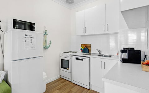 SEA BREEZE @ Smugglers Inn - Accommodation Main Beach 3