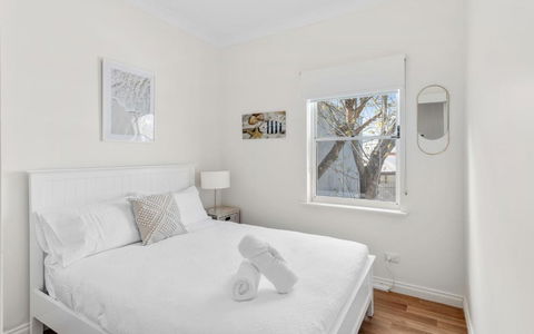 SEA BREEZE @ Smugglers Inn - Accommodation Main Beach 1