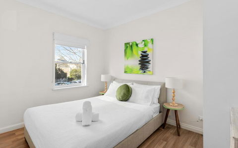 SEA BREEZE @ Smugglers Inn - Accommodation Main Beach 0