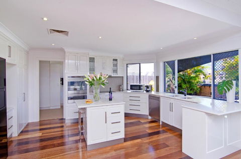 SEACLUSION 5 Bed Waterfront, Sleeps 12 - Accommodation Main Beach 1