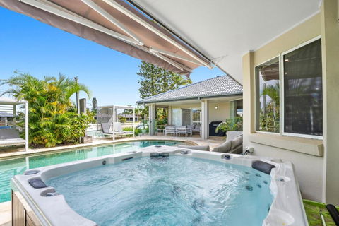 SEACLUSION 5 Bed Waterfront, Sleeps 12 - Accommodation Main Beach 3