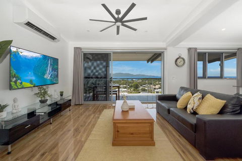 SEA-Renity On Castle Hill - Accommodation Main Beach 2