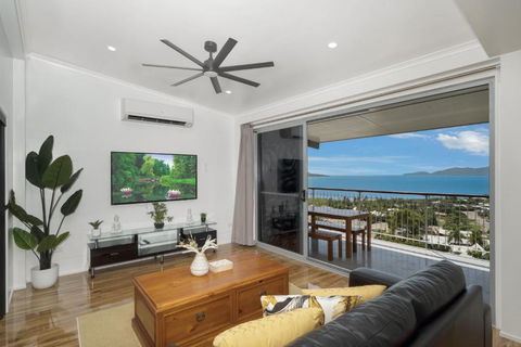 SEA-Renity On Castle Hill - Accommodation Main Beach 1