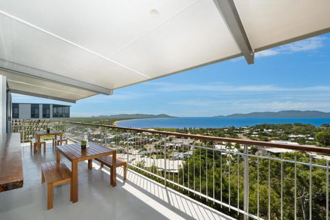 SEA-Renity On Castle Hill - Accommodation Main Beach 0