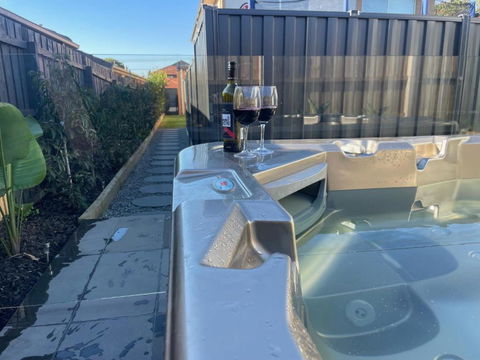 Seaside Retreat On Park - Walk To Beach - Luxury - Jacuzzi - Accommodation Main Beach 0