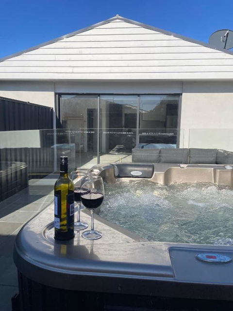 Seaside Retreat On Park - Walk To Beach - Luxury - Jacuzzi - Accommodation Main Beach 1