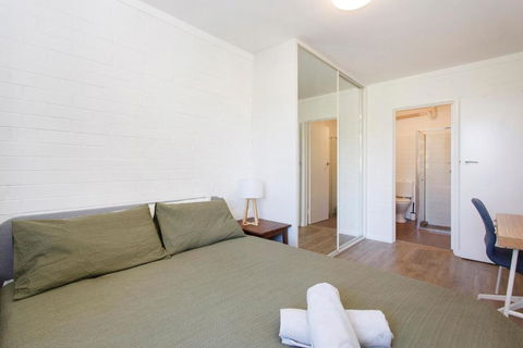 Simple Charm - Accommodation Main Beach 1