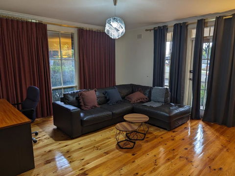 Spacious, Modern & Stylish Vacation Home - Accommodation Main Beach 1