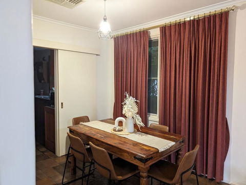 Spacious, Modern & Stylish Vacation Home - Accommodation Main Beach 3