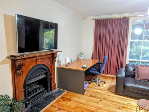 Spacious, Modern & Stylish Vacation Home - Accommodation Main Beach 2