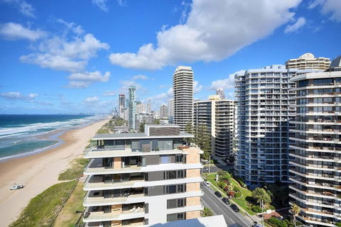 Spectacular Luxury Beachfront Apartment - Accommodation Main Beach 1